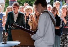 Publiek en jongerenband bij opening Open Huis Muzehof en Hanzehof