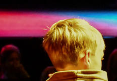 Schoolkinderen gaan naar het theater