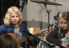 Families maken samen muziek. Families maken samen muziek.