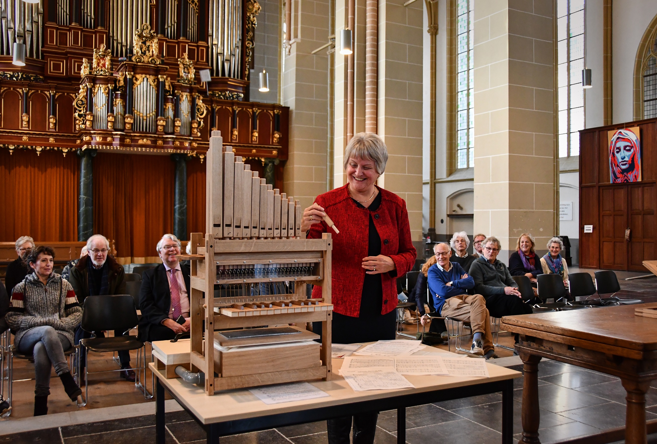 “Annelies van der Kolk, voorzitter Stichting Oude Gelderse Kerken plaatst een orgelpijpje in het nieuwe Doe-orgel tijdens de presentatie”